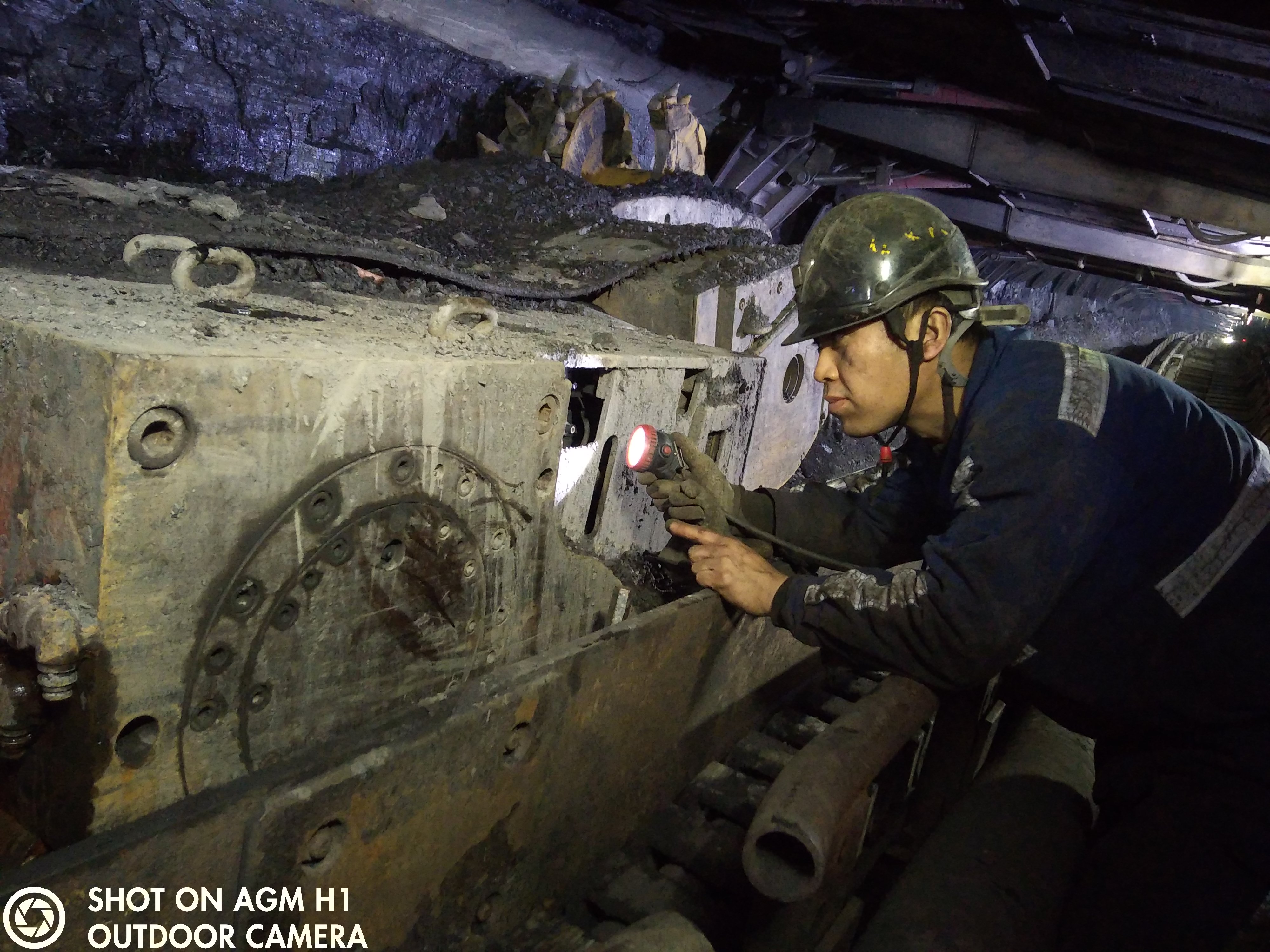 0点20分，煤机检建工武艳龙查抄煤机油脂    张锋摄.jpg