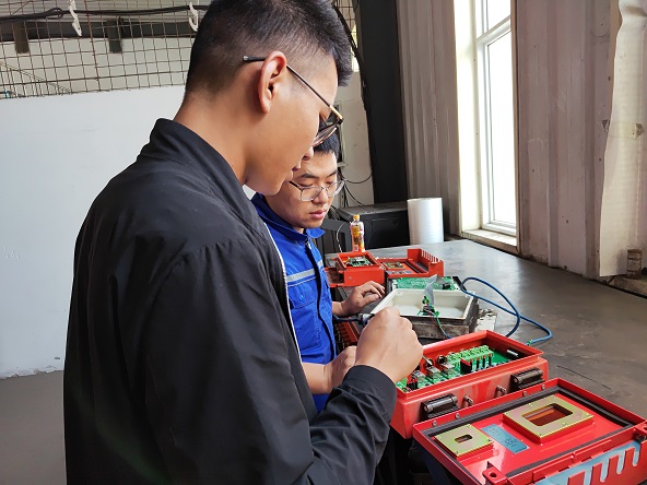 厂家领导升级设备软件系统    孙磊 摄.jpg