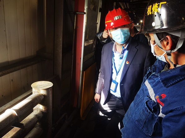 机建厂队干查抄101皮带栈桥供暖设施     杨幼龙    摄.jpg