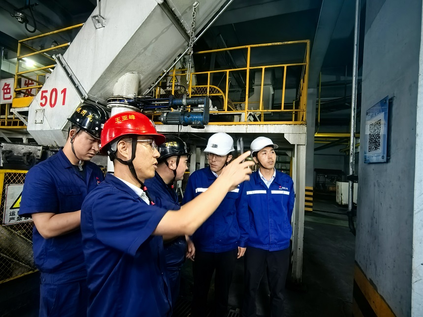 图二   现场进建兄弟单元创新技术。   DB电竞煤矿出产运营公司选运队  张瑞瑞 提供.jpg